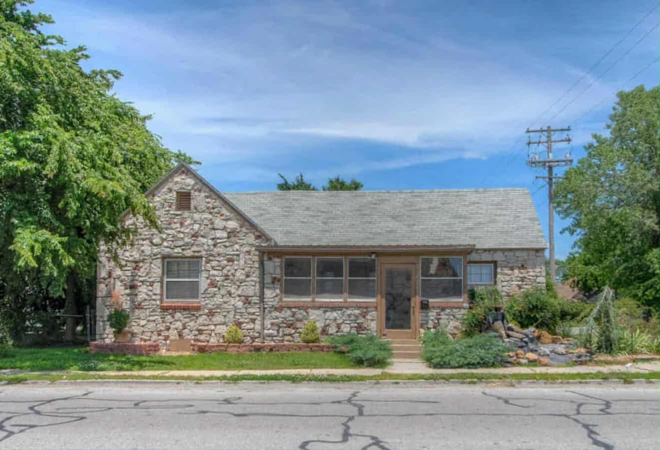 903 W Daugherty Ave - Front